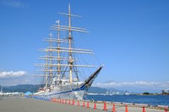 日の出埠頭に停泊中の日本丸tと富士