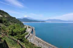 薩埵峠から見た富士と東名・バイパス